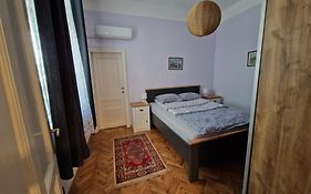 Етаж от къща с двор